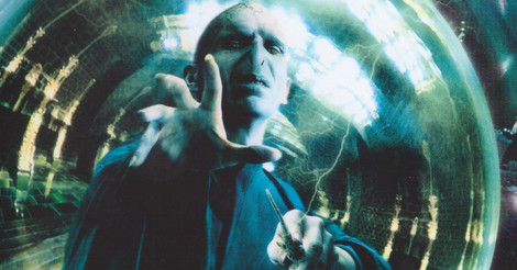 Lord Voldemort varázslás közben